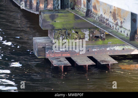 La rivière Blanche qui coule sous le pont de pêche à Montague, au Michigan. Le pont de pêche est construit à partir d'un vieux pont de chemin de fer et fait partie de l'H Banque D'Images