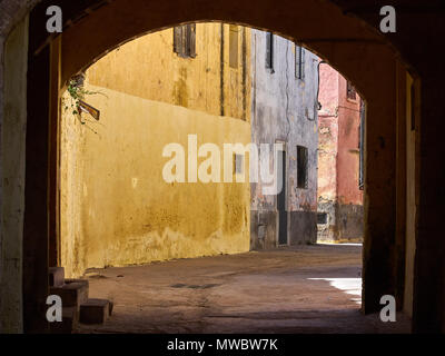 Les murs multicolores de la médina, de la forteresse d'El Jadida : dark arch, jaune et de murs roses, Maroc. Banque D'Images