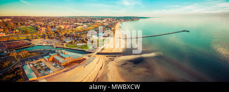 Large panorama de l'antenne de Frankston yacht club, passerelle, et pier au coucher du soleil. Melbourne, Australie Banque D'Images