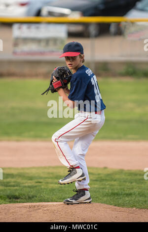 Baseball pitcher conserve les yeux sur la cible comme il les vents jusqu'à hauteur. Banque D'Images