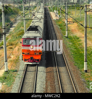 Le train de voyageurs approche Banque D'Images