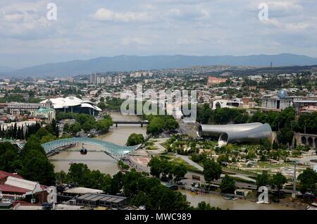 Vue aérienne de Tbilissi avec pont de la paix Palais Présidentiel Studio Fuksas Géorgie Banque D'Images