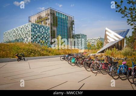 La Haye, aux Pays-Bas. Le 19 juillet 2017. Les vélos parqués par la Cour pénale internationale (CPI) à La Haye, aux Pays-Bas. Banque D'Images