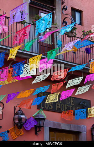 Découpe du papier drapeaux décorent les rues pendant la semaine de Pâques - Guanajuato, Mexique Banque D'Images