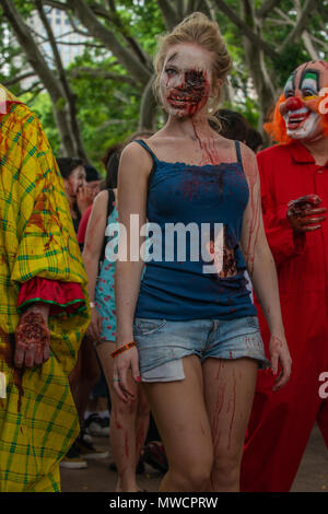 Zombie Walk Sydney, Australie, le 2 novembre 2013 : Les participants habillés en costumes et la marche comme les morts-vivants Banque D'Images