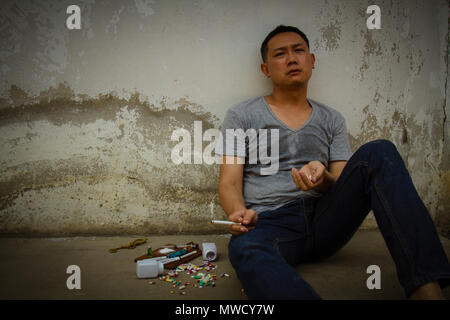 L'homme en Asie cigarette est triste et la douleur en problème de toxicomanie. La Journée mondiale sans tabac, le 31 mai. Banque D'Images