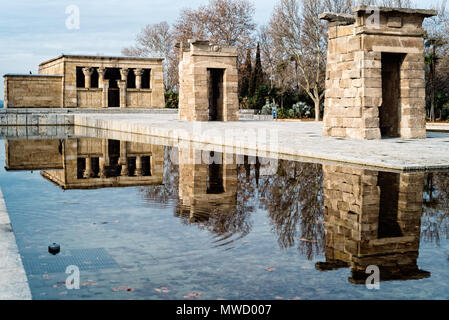 Temple égyptien de Debod à Madrid et de l'eau reflet Against Sky Banque D'Images