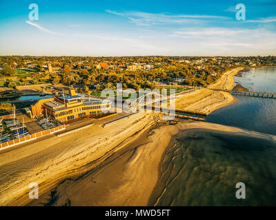 Vue aérienne de Frankston yacht club et passerelle au coucher du soleil. Melbourne, Australie Banque D'Images