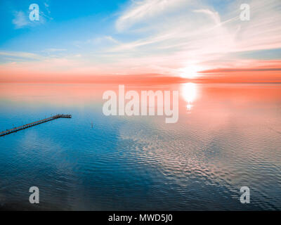 Rouge vif brillant sunset over sea Banque D'Images