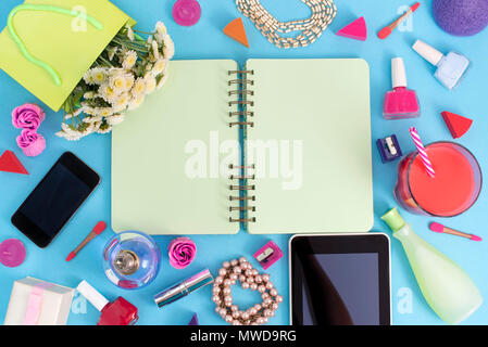 Arrière-plan de fête poster boîte-cadeau avec un noeud de satin fleurs bijoux de perle ordinateur portable smartphone tablette rouge à lèvres cosmétique ongle parfum cockt Banque D'Images