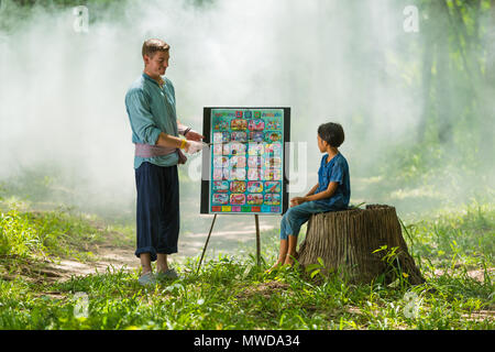 ., Thaïlande - 30 juillet 2016 : l'enseignement de l'homme étrangers Englsih anguage à Thai fille rurale en milieu rural dans le parc public, la Thaïlande. Banque D'Images