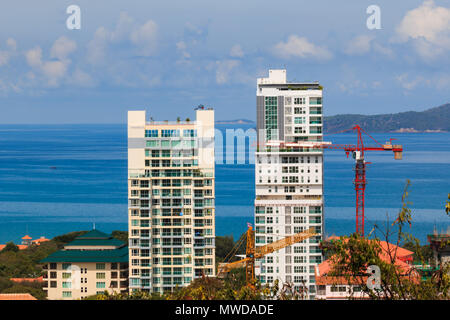 PATTAYA - Août 23 : Le nouveau chantier et gratte-ciel du jour brumeux le 23 août 2014 à Pattaya, Thaïlande. Ttaya Pa ville est célèbre à propos de sea spor Banque D'Images