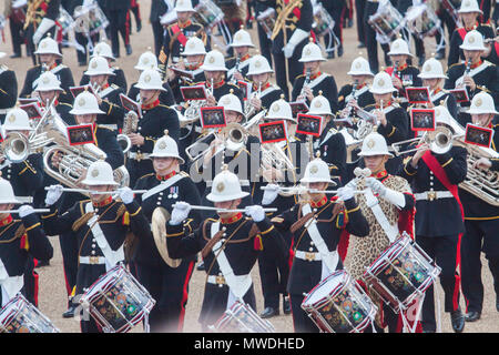 London UK. 31 mai 2018. Horse Guards. Les musiques de l'Her Majesty's Royal Marines effectuer sonnerie de la retraite ont assisté à la cérémonie par son Altesse Royale le duc de Cambridge William dans une soirée extravaganza de faste et cérémonie musicale Crédit : amer ghazzal/Alamy Live News Banque D'Images