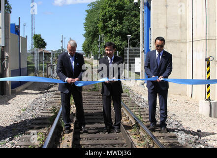 (180601) -- NARVA, 1 juin 2018 (Xinhua) -- L'ambassadeur chinois en Estonie Li Chao (C), Valdur prévues (L), directeur général de l'Office des douanes et de l'impôt estonien, et Bian Xiaohao, Directeur Général de Varsovie Nuctech Company Limited, ont coupé le ruban lors de la cérémonie de livraison de matériel ferroviaire en Scanner Narva, Estonie, le 31 mai 2018. La livraison de la Narva Railway, Scanner automatique conçu en Chine et en Pologne, a conclu le contrat d'approvisionnement de cinq ensembles de l'équipement de contrôle de sécurité, signé entre Nuctech et l'Office des douanes et de l'impôt estonien en 2016. (Xinhua/Guo Chunju) (ZCC) Banque D'Images