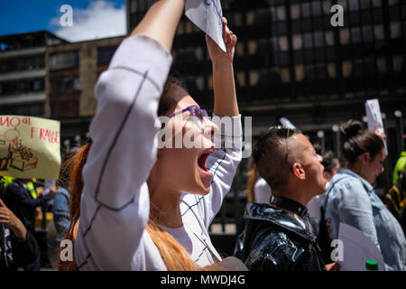 Bogota, Colombie. 31 mai, 2018. Une fille hurle les chants à la marche contre les résultats des élections en Colombie. Après l'élection présidentielle en Colombie le 27 mai, certaines modifications ont été trouvés dans les formats du dépouillement. Le nombre total de votes ont été modifiés pour donner plus de voix à certains candidats. Le 31 mai, une marche a été organisée à la demande que le Registre National de Colombie agir à cet égard. Credit : SOPA/Alamy Images Limited Live News Banque D'Images