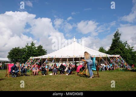 Hay Festival, Hay on Wye, UK - Vendredi 1er juin 2018 - Le soleil brille sur les pelouses Hay Festival ce matin le premier jour de l'été météorologique - Photo Steven Mai / Alamy Live News Banque D'Images