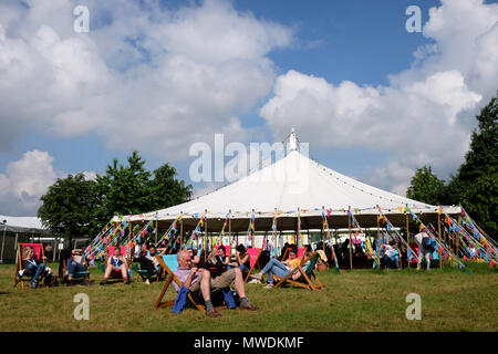 Hay Festival, Hay on Wye, UK - Vendredi 1er juin 2018 - Le soleil brille sur les pelouses Hay Festival ce matin le premier jour de l'été météorologique - Photo Steven Mai / Alamy Live News Banque D'Images