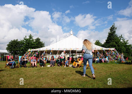 Hay Festival, Hay on Wye, UK - Vendredi 1er juin 2018 - Le soleil brille sur les pelouses Hay Festival ce matin le premier jour de l'été météorologique - Photo Steven Mai / Alamy Live News Banque D'Images