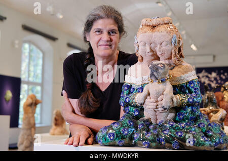 31 mai 2018, l'Allemagne, Leipzig : l'artiste néerlandais Carolein Smit debout à côté d'une de ses sculptures en céramique au Musée Grassi pour Arts appliqués le mystérieux des sculptures de Carolein Smit sont affichés à partir du 02 juin au 30 septembre à l'exposition intitulée 'L' Amour fou'. Photo : Sebastian Willnow/dpa-Zentralbild/dpa Banque D'Images