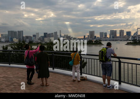 D'Odaiba. Tokyo. 1 juin 2018 - paysage marin calme avec les rayons du soleil à travers les nuages sombres avant le coucher du soleil sur Tokyo et pont en arc-en-ciel dans un jour de Odaiba météo changeante. Roamwithrakhee Crédit /Alamy Live News Banque D'Images