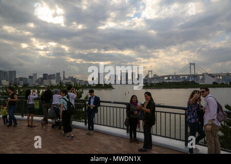 D'Odaiba. Tokyo. 1 juin 2018 - paysage marin calme avec les rayons du soleil à travers les nuages sombres avant le coucher du soleil sur Tokyo et pont en arc-en-ciel dans un jour de Odaiba météo changeante. Roamwithrakhee Crédit /Alamy Live News Banque D'Images