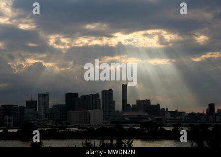 D'Odaiba. Tokyo. 1 juin 2018 - paysage marin calme avec les rayons du soleil à travers les nuages sombres avant le coucher du soleil sur Tokyo et pont en arc-en-ciel dans un jour de Odaiba météo changeante. Roamwithrakhee Crédit /Alamy Live News Banque D'Images