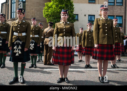 Alloa, Ecosse, Royaume-Uni. 1er juin 2018. Une photo de groupe d'un mâle et de deux élèves officiers féminins en parade pendant l'événement. Alloa manifeste son appui des Forces armées britanniques dans le cadre de la Journée des Forces armées britanniques, cette année marque également le 100e anniversaire de la fin de la WW1 et la 100e année de la Royal Air Force. Credit : SOPA/Alamy Images Limited Live News Banque D'Images