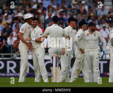 Emerald, Leeds, Royaume-Uni. 1er juin 2018. Test-match de cricket international Series, jour 1, l'Angleterre et le Pakistan ; James Anderson de l'Angleterre célèbre avec ses coéquipiers après s'Faheem Ashraf du Pakistan l'IPN pour le sixième Crédit : guichet Pakistan Plus Sport Action/Alamy Live News Banque D'Images