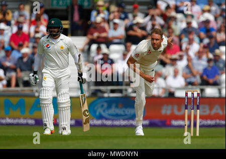 Emerald, Leeds, Royaume-Uni. 1er juin 2018. Test-match de cricket international Series, jour 1, l'Angleterre et le Pakistan ; un guichet pour Stuart large de l'Angleterre dans son premier titre sur Azhar Ali du Pakistan ressemble à crédit : Action Plus Sport/Alamy Live News Banque D'Images