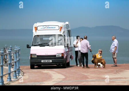 Morecambe, Lancashire. 1er juin 2018. Météo britannique. Au bord de la mer ensoleillée, les gens au bord de la mer à Morecambe bénéficiant d'un jour de beau soleil et ciel bleu sur une superbe après-midi sur la côte nord-ouest. Credit : Cernan Elias/Alamy Live News Banque D'Images