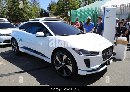 07 mai 2018, nous, sur la montagne : une voiture conduite par la société sœur de Google Waymo est sur l'affichage lors de la conférence Google I/O. La voiture est une Jaguar J-rythme. Photo : Andrej Sokolow/dpa Banque D'Images
