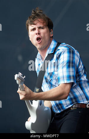 01 juin 2018, l'Allemagne, Nuerburg : Frontman Jim Adkins du rock alternatif américain "Jimmy Eat World" joue sur la scène principale du festival de musique "Rock am Ring", qui dispose de 80 bandes sur 3 étapes différentes. Photo : Thomas Frey/dpa Banque D'Images