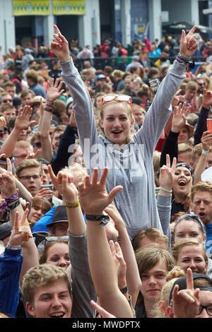 01 juin 2018, l'Allemagne, Nuerburg : festivaliers se rassembler devant la scène principale du festival de musique "Rock am Ring", qui dispose de 80 bandes sur 3 étapes différentes. Photo : Thomas Frey/dpa Banque D'Images