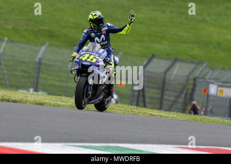 Circuit du Mugello, Scarperia, Italie. 1er juin 2018. Le Grand Prix Moto d'Italie, essais libres vendredi ; Valentino Rossi (movistar Yamaha) vagues aux fans d'Action Crédit : Plus Sport/Alamy Live News Banque D'Images