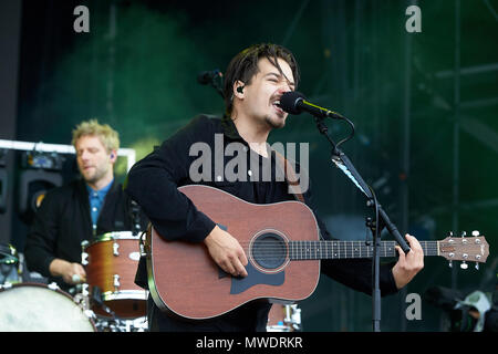 01 juin 2018, l'Allemagne, Nuerburg : Frontman Clemens Rehbein de la folktronica laiteux bande Chance joue sur la scène principale du festival de musique "Rock am Ring", qui dispose de 80 bandes sur 3 étapes différentes. Photo : Thomas Frey/dpa Banque D'Images