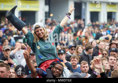 01 juin 2018, l'Allemagne, Nuerburg : festivaliers se rassembler devant la scène principale du festival de musique "Rock am Ring", qui dispose de 80 bandes sur 3 étapes différentes. Photo : Thomas Frey/dpa Banque D'Images