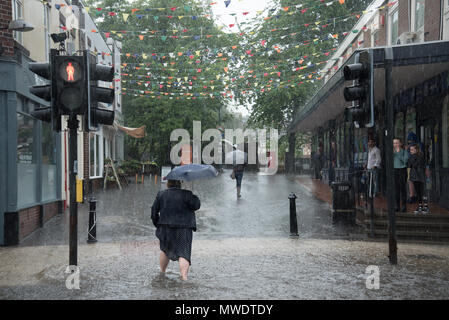 Shrewsbury, Shropshire, au Royaume-Uni. 1er juin 2018. Une femme sur un passage clouté est pris de court par la crues éclair dans Coleham, près de Shrewsbury town centre et la rivière Severn cet après-midi. En quelques minutes, des commerces ont été inondés et la route a finalement été bouclé par les pompiers. Crédit : Richard Franklin/Alamy Live News Banque D'Images