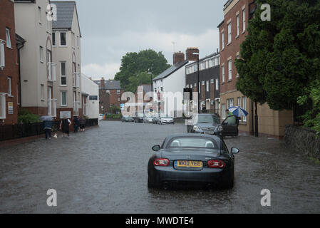 Shrewsbury, Shropshire, au Royaume-Uni. 1er juin 2018. Coleham, près de Shrewsbury town centre et la rivière Severn a été touché par des inondations terribles cet après-midi. En quelques minutes, des commerces ont été inondés et la route a finalement été bouclé par les pompiers. Crédit : Richard Franklin/Alamy Live News Banque D'Images