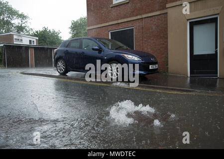 Shrewsbury, Shropshire, au Royaume-Uni. 1er juin 2018. Une voiture a une chance s'échapper quand il a été déplacé vers un terrain plus élevé, loin de la rues inondées et déborder les égouts à la suite de crues éclair dans Coleham, près de Shrewsbury town centre et la rivière Severn. En quelques minutes, des commerces ont été inondés et la route a finalement été bouclé par les pompiers. Crédit : Richard Franklin/Alamy Live News Banque D'Images