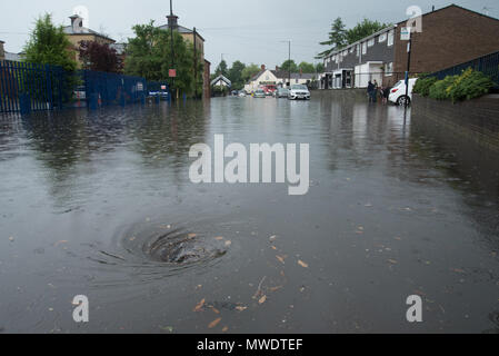 Shrewsbury, Shropshire, au Royaume-Uni. 1er juin 2018. Coleham, près de Shrewsbury town centre et la rivière Severn a été touché par des inondations terribles cet après-midi. En quelques minutes, des commerces ont été inondés et la route a finalement été bouclé par les pompiers. Ce bain à remous de l'eau indique qu'une partie a été effectivement évacuant. Cependant, beaucoup de gens ont accusé les drains bloqués pour la rue inondée. Crédit : Richard Franklin/Alamy Live News Banque D'Images