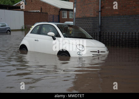 Shrewsbury, Shropshire, au Royaume-Uni. 1er juin 2018. Une voiture à Coleham Head près de Shrewsbury town centre et la rivière Severn est submergé à la suite d'une terrible inondation flash cet après-midi. Crédit : Richard Franklin/Alamy Live News Banque D'Images