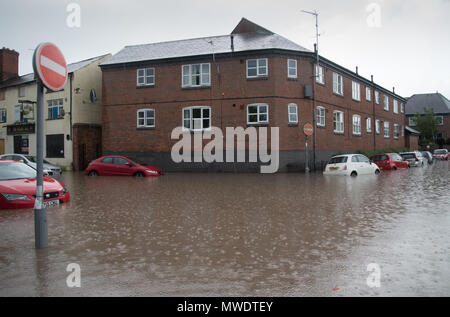 Shrewsbury, Shropshire, au Royaume-Uni. 1er juin 2018. Voitures dans Coleham Head près de Shrewsbury town centre et la rivière Severn sont submergées après un horrible flash flood cet après-midi. Crédit : Richard Franklin/Alamy Live News Banque D'Images