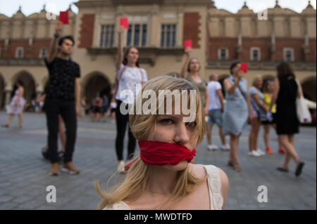 Cracovie, Pologne. 1er juin 2018. Un Ukranian girl with a red scarve couvrant sa bouche assiste à une manifestation pour réclamer la libération du cinéaste et écrivain ukrainien, Oleg Sentsov à la place principale de Cracovie.Oleg Sentsov a été condamné par un tribunal russe le 25 août 2015 à 20 ans pour la planification d'une attaque terroriste à la péninsule de Crimée, annexée par la Russie en avril 2014. Credit : Omar Marques/SOPA Images/ZUMA/Alamy Fil Live News Banque D'Images