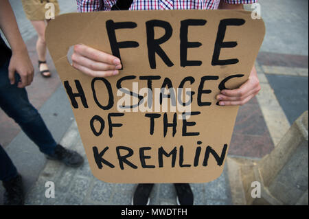 Cracovie, Pologne. 1er juin 2018. Un homme tient une bannière disant ''libérer les otages du Kremilin'' au cours d'une manifestation pour réclamer la libération du cinéaste et écrivain ukrainien, Oleg Sentsov à la place principale de Cracovie.Oleg Sentsov a été condamné par un tribunal russe le 25 août 2015 à 20 ans pour la planification d'une attaque terroriste à la péninsule de Crimée, annexée par la Russie en avril 2014. Credit : Omar Marques/SOPA Images/ZUMA/Alamy Fil Live News Banque D'Images