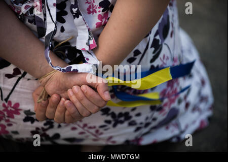 Cracovie, Pologne. 1er juin 2018. Une fille avec casped les mains avec des couleurs des drapeaux ukrainiens aatend une manifestation demandant la libération du cinéaste et écrivain ukrainien, Oleg Sentsov à la place principale de Cracovie.Oleg Sentsov a été condamné par un tribunal russe le 25 août 2015 à 20 ans pour la planification d'une attaque terroriste à la péninsule de Crimée, annexée par la Russie en avril 2014. Credit : Omar Marques/SOPA Images/ZUMA/Alamy Fil Live News Banque D'Images