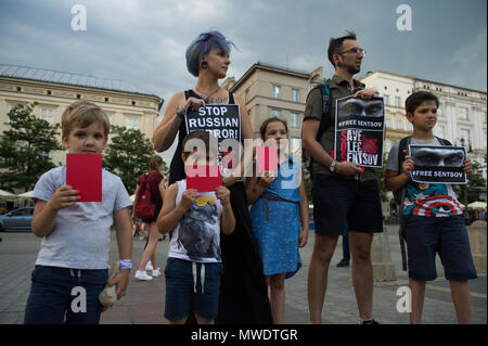 Cracovie, Pologne. 1er juin 2018. Une famille ukrainienne détient les cartes rouges et des banderoles au cours d'une manifestation pour réclamer la libération du cinéaste et écrivain ukrainien, Oleg Sentsov à la place principale de Cracovie.Oleg Sentsov a été condamné par un tribunal russe le 25 août 2015 à 20 ans pour la planification d'une attaque terroriste à la péninsule de Crimée, annexée par la Russie en avril 2014. Credit : Omar Marques/SOPA Images/ZUMA/Alamy Fil Live News Banque D'Images