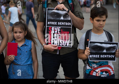 Cracovie, Pologne. 1er juin 2018. Une famille ukrainienne détient les cartes rouges et des banderoles au cours d'une manifestation pour réclamer la libération du cinéaste et écrivain ukrainien, Oleg Sentsov à la place principale de Cracovie.Oleg Sentsov a été condamné par un tribunal russe le 25 août 2015 à 20 ans pour la planification d'une attaque terroriste à la péninsule de Crimée, annexée par la Russie en avril 2014. Credit : Omar Marques/SOPA Images/ZUMA/Alamy Fil Live News Banque D'Images