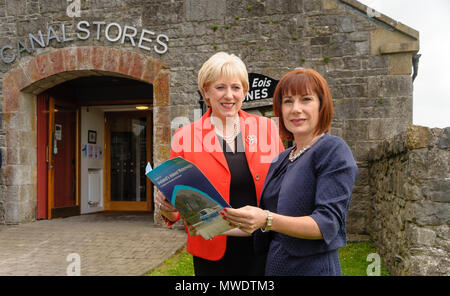 L'Ulster, en Irlande. 1er juin 2018. Josepha Madigan, Ministre de la Culture, du patrimoine et du Gaeltacht, droite, avec Heather Humphreys, Ministre pour l'entreprise, l'entreprise et de l'Innovation, annonce un programme de récupération de l'Ulster Canal Canal de l'Ulster Ulster Canal annonce Clones Magasins Co.Monaghan 1 juin 2018 Credit : Crédit : McArdle Liam Liam McArdle/Alamy Live News Banque D'Images