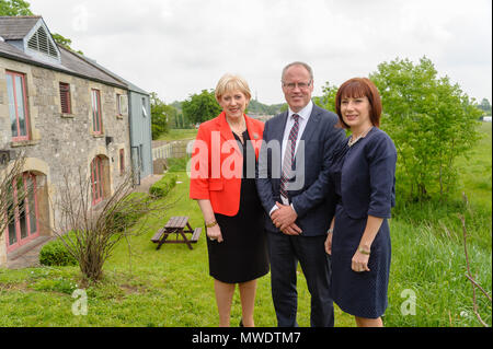 L'Ulster, en Irlande. 1er juin 2018. Josepha Madigan, Ministre de la Culture, du patrimoine et du Gaeltacht, droite, avec Heather Humphreys, Ministre pour l'entreprise, l'entreprise et de l'Innovation, annonce un programme de récupération de l'Ulster Canal Canal de l'Ulster Ulster Canal annonce Clones Magasins Co.Monaghan 1 juin 2018 Credit : Crédit : McArdle Liam Liam McArdle/Alamy Live News Banque D'Images