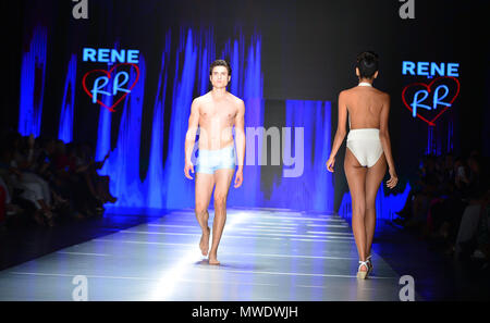MIAMI, FLORIDE - 31 MAI : A model au René Ruiz défilé lors de la Fashion Week de Miami (MIAFW'18) au Palais de glace Film Studios le 31 mai 2018 à Miami, en Floride. Credit : MPI10 / MediaPunch Banque D'Images